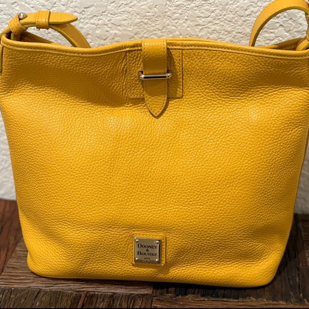 Dooney and Bourke  1975 -  Pebble  Grain Leather Hand Bag